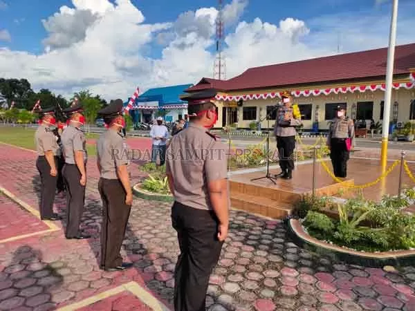 APEL: Sebanyak 15 anggota polres barsel resmi naik pangkat, saat di berikan arahan kapolres barsel AKBP Devy Firmansyah.(TIGOR RADAR SAMPIT)