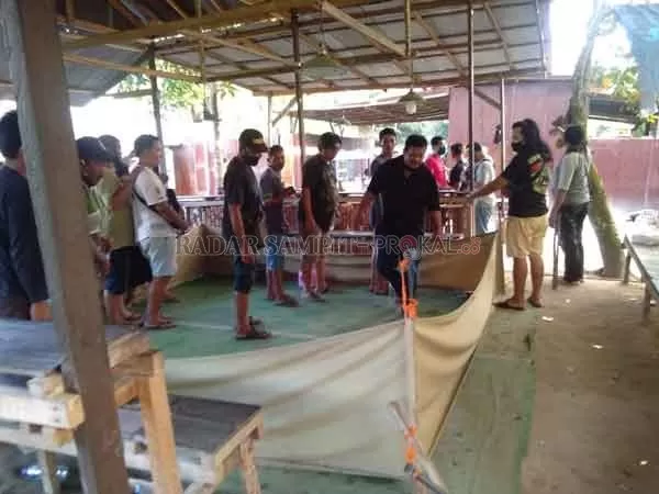 DITANGKAP : Kepolisian Resor Kotim menggerebek sebuah lokasi judi sabung ayam di Jalan Walter Condrat, Kecamatan Baamang, Sampit, Sabtu (4/7) lalu. Beberapa ekor ayam turut diamankan sebagai barang bukti.(KAPOLRES/RADAR SAMPIT)