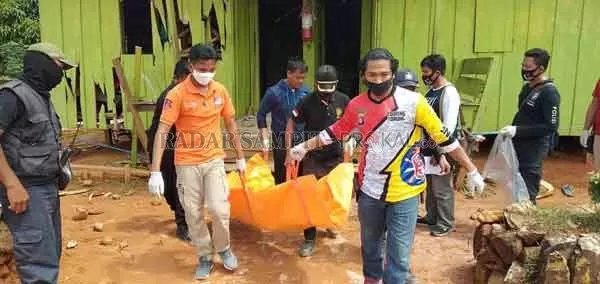 EVAKUASI: Petugas saat mengevakuasi jenazah korban pembunuhan di Desa Melata, Kecamatan Menthobi Raya, Kabupaten Lamandau. Pasangan suami istri menemui ajalnya dalam peristiwa itu.(IST/RADAR SAMPIT)