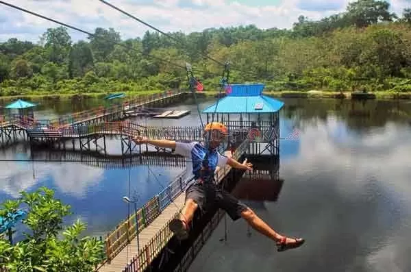 WISATA ALAM : Wahana flying fox di atas embung, Desa Lalang, Kecamatan Kotawaringin Lama. Fasilitas itu menajdi penunjang kawasan wisata alam Danau Limau.(ISTIMEWA/RADAR PANGKALAN BUN)