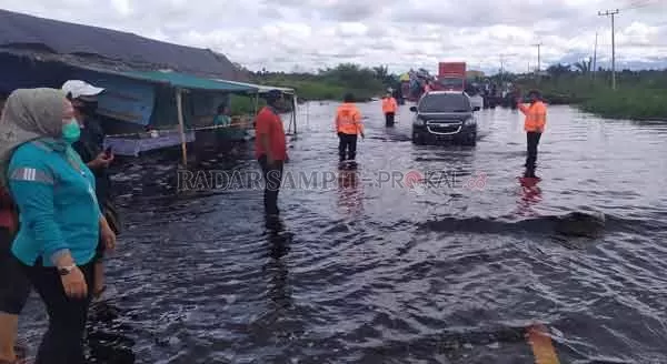 TERGENANG : Kawasan Kecamatan kolam yang terendam banjir beberapa hari lalu. Warga yang berdiam di bantaran Sungai Lamandau dan dataran rendah lainnya diminta untuk waspada dengan banjir lanjutan yang berpotensi mengancam mereka.(ISTIMEWA/RADAR PANGKALAN BUN)