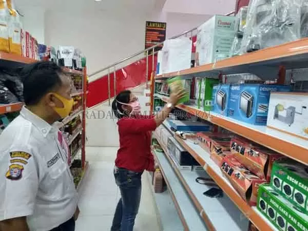 VIRAL : Karyawan supermarket bernama Astri (baju merah) memberitahukan tempat lokasi hilangnya empat buah mikser yang dicuri oleh pria berhijab, Jumat (10/7) kemarin.(FAHRY/RADAR SAMPIT)