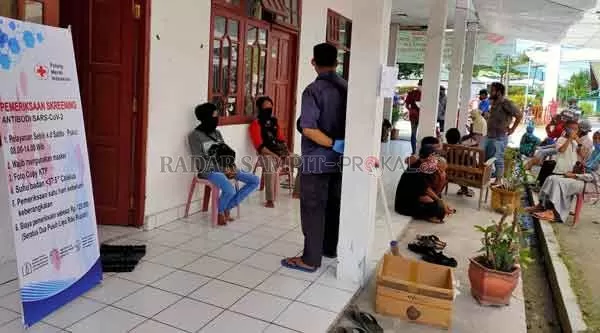 ANTRE: Masyarakat yang akan melakukan tes skreening antibodi sednag menunggu antrean di UDD PMI Kotim, Senin (13/7).(YUNI/RADAR SAMPIT )
