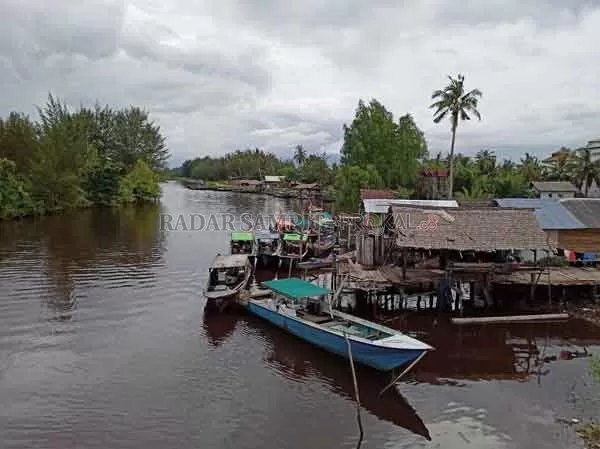 PERIKANAN: Suasana aktivitas bongkar muat hasil perikanan oleh beberapa kapal nelayanan yang baru kembali dari melaut di Desa Sungai Bakau, Kecamatan Seruyan Hilir Timur, belum lama ini. DPRD Seruyan menilai jika kuantitas dan kualitas Sumber Daya Manusia (SDM) di sektor kelautan maupun perikanan yang ada di wilayah setempat masih belum optimal. (ALDI SETIAWAN/RADAR SAMPIT)