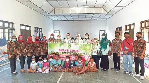 AKSI SOSIAL: Ketua Dharmayukti Karini Nanga Bulik, berfoto bersama disela penyerahan bantuan sembako dan keperluan pokok lainnya bagi pengungsi korban banjir, kemarin.( istimewa)