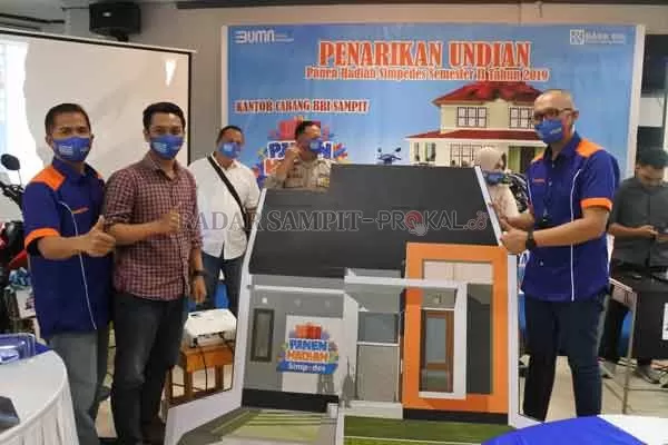 Pemimpin Kantor Cabang BRI Sampit Agung Ari Wibowo menyerahkan replika rumah kepada pemenang undian Panen Hadiah Simpedes di Kantor Cabang BRI, Sabtu (18/7).