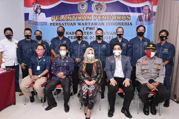 PELANTIKAN : Bupati Seruyan Yulhaidir dan Wakil Bupati Seruyan Iswanti dan jajaran DPRD Seruyan hadiri pelantikan pengurus PWI Seruyan, di Aula Grand Hotel, Sampit, Kabupaten Kotawaringin Timur.(HENDRI EDITIA/RADAR SAMPIT)