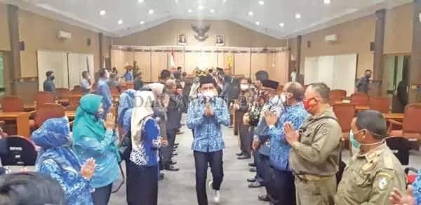 PAMIT: Bupati Kotim Supian Hadi berpamitan dengan peserta rapat paripurna di DPRD belum lama ini. (RADO/RADARSAMPIT)