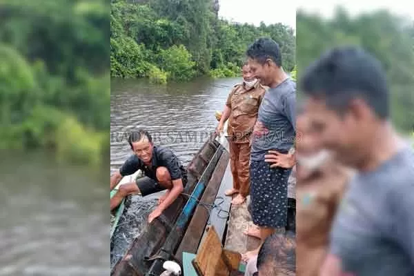 LAKA AIR: Camat Kotawaringin Lama basah kuyup setelah getek yang ditumpanginya bertabrakan dengan getek dari arah berlawanan di Sungai Pemasungan, Desa Rungun, Senin siang.