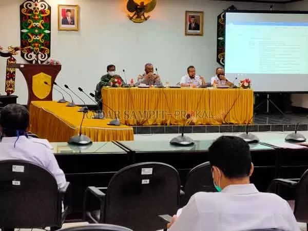 RAPAT : Rapat Persiapan HUT ke- 75 Kemerdekaan RI di Ruang Rapat Anggrek Tebu lantai II Setda Kotim belum lama tadi.(DOK. YUNI/RADAR SAMPIT)