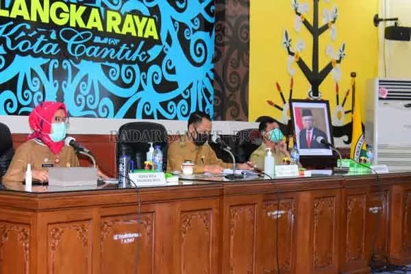 RAPAT: Wali Kota Palangka Raya Fairid Naparin (tengah) memimpin rapat, membahas tentang tujuan, kebijakan, dan strategi tata ruang wilayah.(IST/HUMAS PEMKOT)