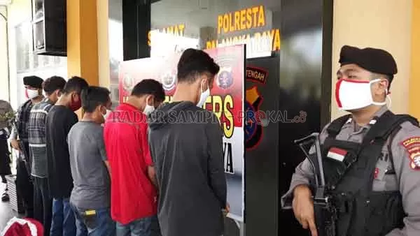 DIPERIKSA INTENSIF: Lima terduga pelaku pemukulan terhadap petugas pemakaman Covid-19 masih diperiksa secara intensif oleh Polres Palangka Raya.(DODI/RADAR SAMPIT)