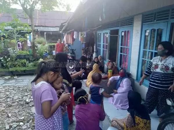 MELAPOR: Puluhan ibu rumah tangga berkumpul untuk membahas terkait dana bansos yang diduga diselewengkan RT 31, Selasa (21/7) siang kemarin(FAHRY/RADAR SAMPIT)
