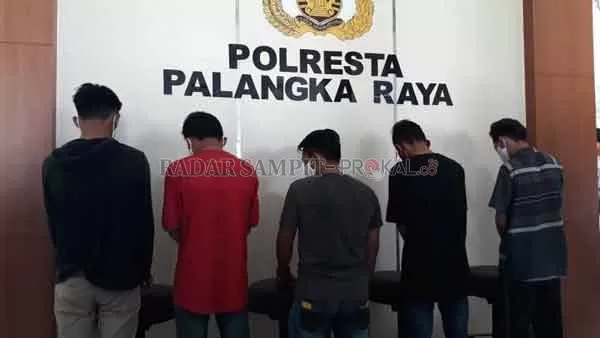 RESMI TERSANGKA: Sesuai keterangan dan barang bukti, kini penyidik Polresta Palangka Raya menetapkan lima tersangka pemukulan petugas pemakaman.(DODI RADAR PALANGKA)