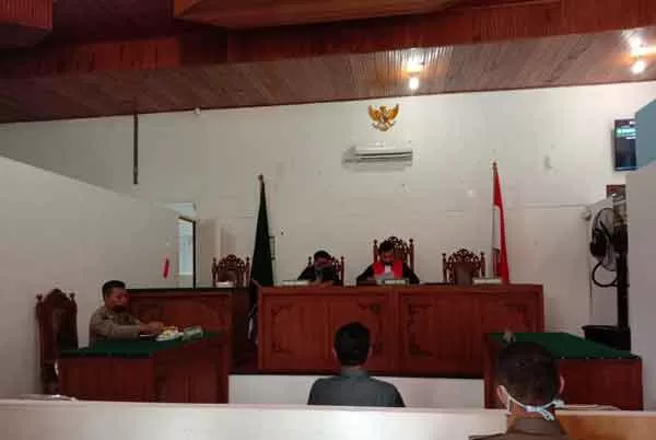 TIPIRING : Dua pelanggar perda KTR saat menjalani sidang di Pengadilan Negeri Nanga Bulik lantaran merokok di tempat yang dilarang, Jumat (24/7).(Ria/Radar Sampit)