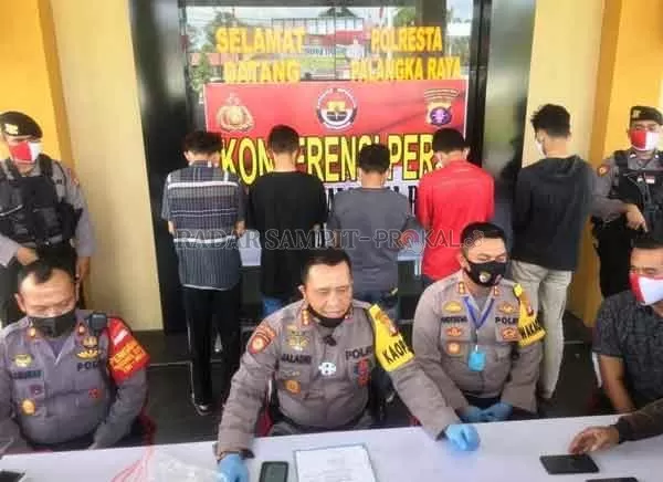 DIEKSPOSE: Para pelaku dan satu nisan dan satu kayu jadi barang bukti dalam kasus pemukulan petugas pemakaman menggunakan protokol Covid-19.(DODI RADAR PALANGKA)