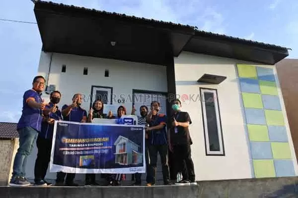 - BRI Cabang Sampit menyerahkan hadiah rumah kepada Hj Rahmawati di Jalan Sawit Raya, Sampit.