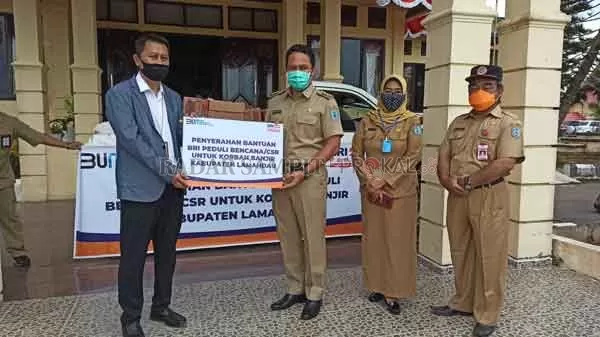 PEDULI: Pemimpin Kantor Cabang Pembantu BRI Lamandau Yunaidi Firhansyah menyerahkan paket bantuan sembako kepada Bupati Lamandau H Hendra Lesmana.