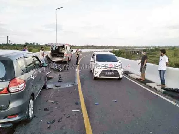 EVAKUASI: Salah satu korban kecelakaan saat akan dibawa ke kamar jenazah oleh anggota Satlantas Polres Pulpis.(LANTAS POLRES PULPIS FOR RADAR SAMPIT)