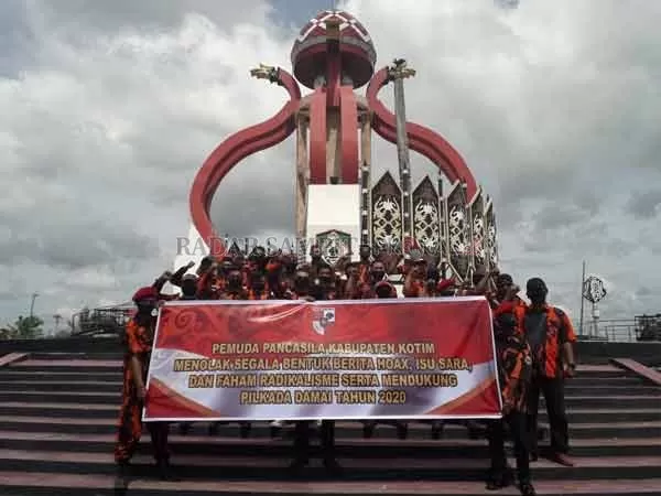 BERSIKAP: Ormas Pemuda Pancasila mengadakan deklarasi Pilkada damai 2020 serta menolak hoax dan isu sara, di Bundaran Balanga Sampit, Kamis (30/7) lalu.(FAHRY/RADAR SAMPIT)