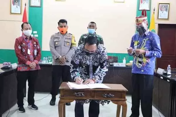 HADIRI KEGIATAN : Wakil Bupati Katingan Sunardi N Litang ketika menghadiri kegiatan dan menandatangani kesepatan bersama, beberapa waktu lalu. (PEMKAB KATINGAN FOR RADAR SAMPIT)
