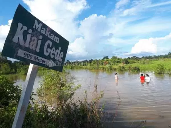 ASPIRASI : Pembangunan jalan masuk ke ibu kota Kecamatan Kotawaringin Lama dari jalan Pangkalan Bun-Kolam di kilometer 38 diharapkan jadi prioritas karena saat musim hujan jalan tersebut becek dan terendam banjir.(GUSTI HAMDAN/RADAR PANGKALAN BUN)
