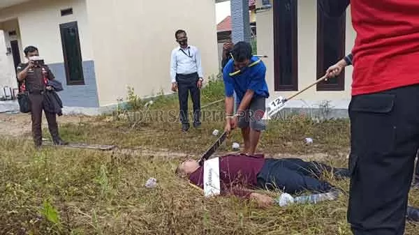 REKA ULANG: Salah satu adegan rekonstruksi pembunuhan sadis di Desa Melata, Kecamatan Menthobi Raya Kabupaten Lamandau 3 Juli lalu, Rabu (5/8).( RIA/RADAR SAMPIT)