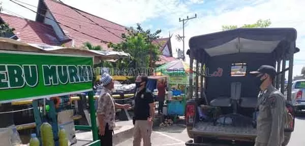 PENERTIBAN : Satuan Polisi Pamong Praja dan Pemadam Kebakaran (Satpol PP dan Damkar) Kobar lakukan penertiban pedagang kaki lima yang kembali memadati kawasan bahu jalan dan trotoar di sejumlah jalan protokol di Kota Pangkalan Bun, Kamis (6/8).(SATPOL PP/RADAR PANGKALAN BUN)
