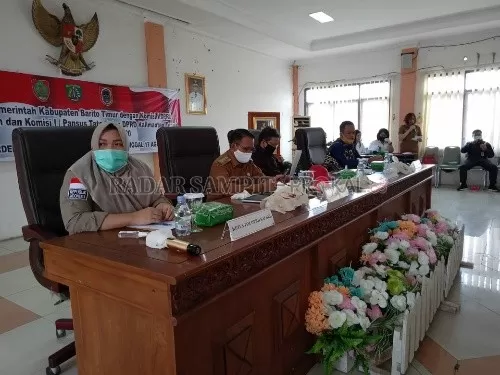 Rapat pertemuan kunjungan kerja Pansus Tata Batas Provinsi dan Komisi I DPRD Provinsi Kalimantan Tengah dengan Provinsi Kalimantan Selatan antara Kabupaten Barito Timur Kabupaten Tabalong Provinsi Kalimantan Selatan di Ruang Rapat Bupati wilayah itu, Selasa (11/8)