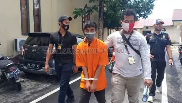 DIGIRING : Petugas Polresta Palangka Raya, saat mengiring AN untuk dirujuk ke RSJ Kalawa Atei guna pemeriksaan kejiwaan.(DODI/RADARPALANGKA)