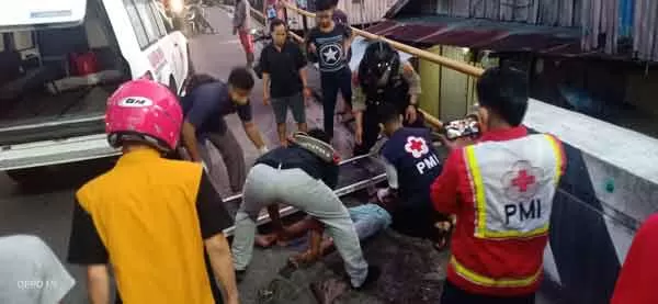 LAKA LANTAS : Petugas PMI saat mengevakuasi seorang pelaku tabrak lari, yang tak sadarkan diri usai menabrak sebuah beton pengaman jembatan, Jalan Usman Harun, Kecamatan Baamang, Sampit, Senin (10/8) sore lalu.(IST/RADAR SAMPIT)