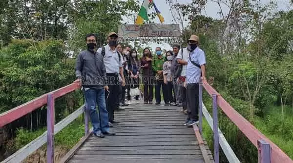 Anggota DPRD Bartim daerah pemilihan (Dapil) I, saat melalukan reses di kelurahan Taniran Kecamatan Benua Lima.(RADAR SAMPIT)