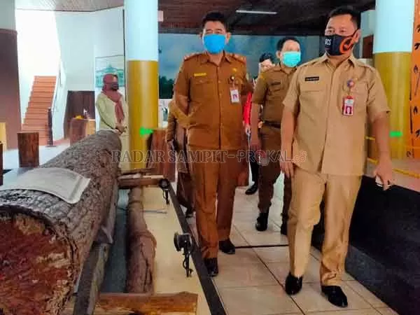 INSPEKSI: Kepala Disdik Kotim Suparmadi mendampingi  Sekda Kotim Halikinnor dan Kepala SOPD lainnya,  saat mengunjungi Museum Kayu Sampit belum lama tadi. (Dok. YUNI/RADAR SAMPIT )