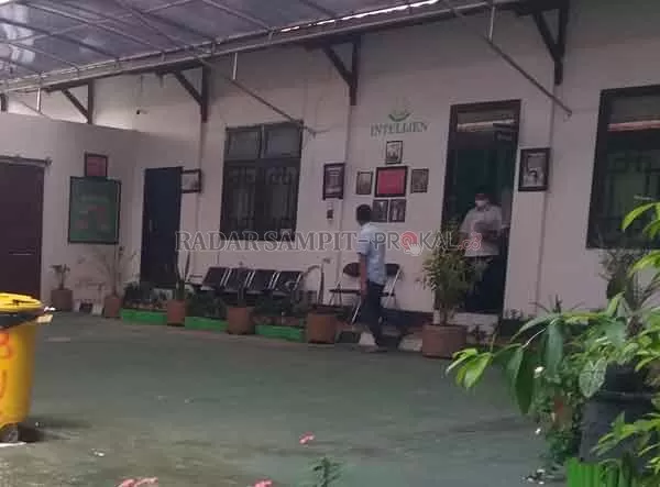 Kepala Dinas PUPR Kotim Kotim usai diperiksa di Kejaksaan.(RADO/RADAR SAMPIT)