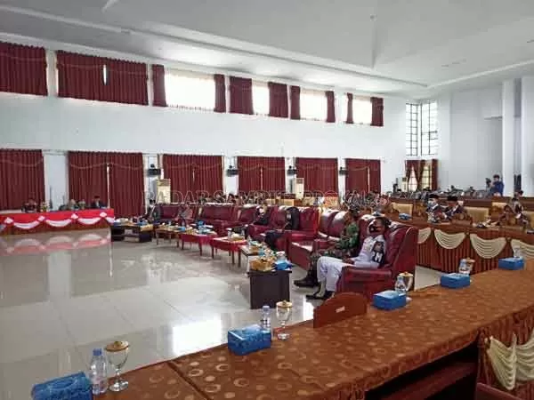 BANYAK MANGKIR: Suasana rapat paripurna istimewa dalam rangka mendengarkan pidato kenegaraan Presiden RI  dan dihadiri pula oleh Wakil Bupati Seruyan Iswanti di aula gedung DPRD Seruyan, Jum'at (14/8) kemarin.((ALDI SETIAWAN/RADAR SAMPIT))