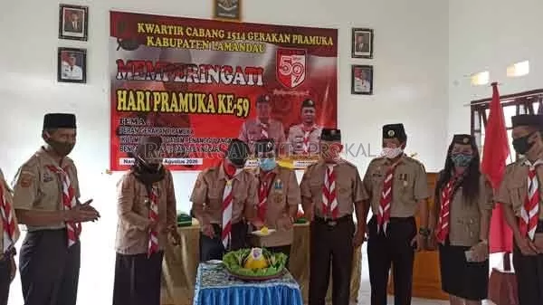 SEDERHANA : Pemotongan tumpeng memperingati HUT ke 59 Gerakan Pramuka di lingkup Kwarcab Lamandau, kemarin.(Ria/Radar Sampit)