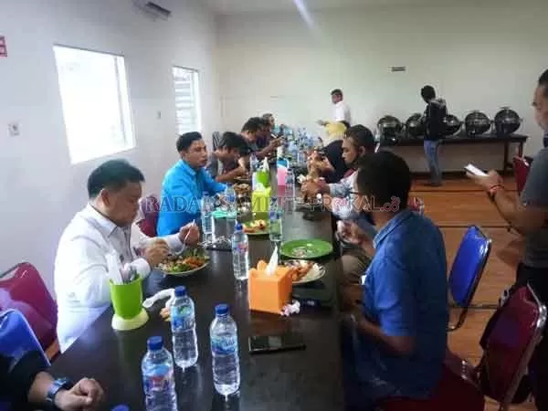 SILATURAHMI: Bupati Kotim Supian Hadi bersama Sekda Kotim Halikinnor saat menggelar silaturahmi bersama pengurus dan anggota PWI Kotim, Rabu (19/8).(HENY/RADARSAMPIT)