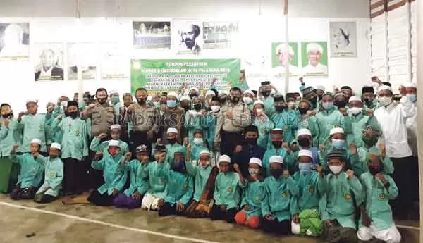 KOMITMEN: Seluruh santri, pengurus, pimpinan Pondok Pesantren Manba’u Darissalam Kota Palangka Raya bersepakat menolak kelompak-kelompok paham radikal, anti Pancasila. Baik  di wilayah dan dalam pengajaran ponpes beralamat di Jalan Mendawai I.(DODI RADAR PALANGKA)