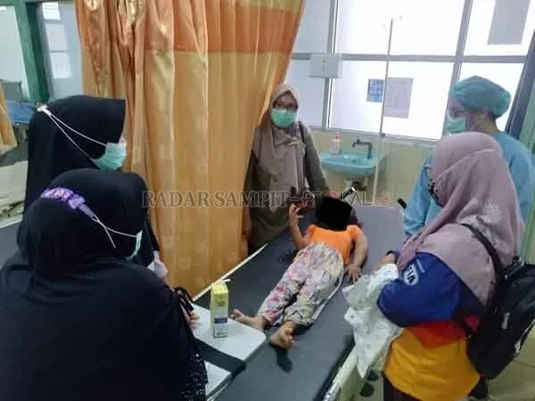 Sejumlah perawat serta Dokter RSUD Dr Murjani Sampit, saat menemani Lela, bocah 5 tahun yang disiksa oleh orang tuanya.(  FAHRY/RADAR SAMPIT)