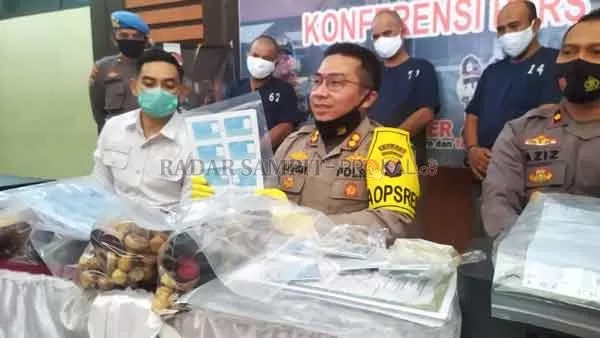 CALO : Kapolres Kotim AKBP Abdoel Harris Jakin saat menunjukan blanko E-KTP palsu yang diduga sudah tersebar luas di Kotim.(DOK.FAHRY/RADAR SAMPIT)
