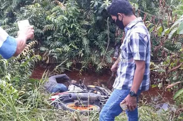 GEGER : Sesosok mayat berjenis kelamin laki - laki ditemukan tertelungkup didalam parit Jalan Ali Badrun, Desa Jaya Kelapa, Kecamatan MHS, Rabu (26/8) kemarin.(IST/RADAR SAMPIT)