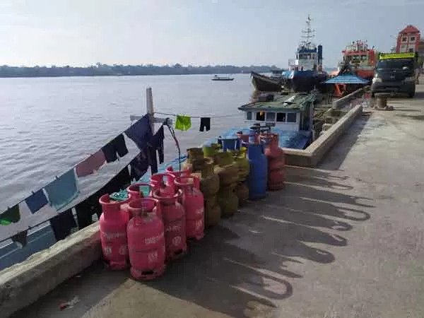 Kalimantan Tengah menjadi salah satu daerah yang masih dipasok minyak tanah. Termasuk di antaranya Sampit,  Kabupaten Kotawaringin Timur. Namun kini masyarakat sudah mulai beranjak meninggalkan penggunaan minyak tanah dan mulai beralih ke gas. Termasuk di daerah pelosok sekalipun. (USAY NOR RAHMAD/RADAR SAMPIT)