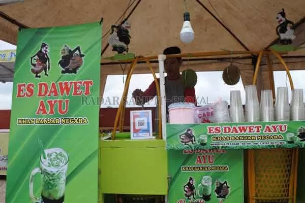 LinkAja lebih praktis: Hamdan, penjual Dawet Ayu Khas Banjarnegara, tak mau ketinggalan dengan kemajuan teknologi. Pria yang sehari-hari berjualan di Jalan MT Haryono Sampit ini melayani pembayaran secara digital melalui aplikasi Link Aja. LinkAja mulai beroperasi pada tanggal 21 Februari 2019 menggantikan aplikasi Telkomsel Cash atau TCASH. Ketersediaan jaringan seluler hingga pelosok turut berperan sebagai penggerak ekonomi kerakyatan.(HERU PRAYITNO/RADAR SAMPIT)