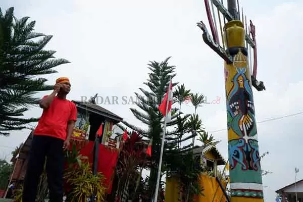 BISA TELEPON: Masyarakat adat  Suku Dayak di Kotawaringin Timur, Kalimantan Tengah,  kini dapat merasakan manfaat jaringan telekomunikasi  hampir  semua pelosok lewat layanan Telkomsel.  Dengan adanya jaringan telekomunikasi yang menjangkau semua desa dan kelurahan, terutama di wilayah pelosok, maka ekonomi kerakyatan turut tumbuh. (USAY NOR RAHMAD/RADAR SAMPIT)
