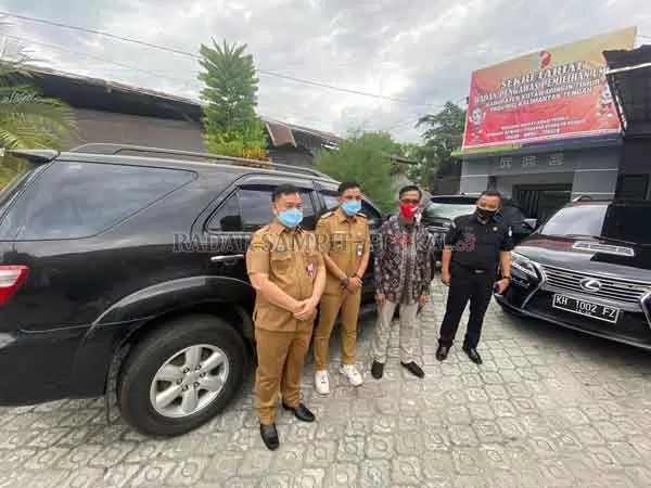 SERAHKAN: Bupati Kotim Supian Hadi didampingi Sekda Kotim Halikinnor saat menyerahkan bantuan mobil operasional, yang diterima langsung oleh Ketua Bawaslu Kotim Muhammad Tohari, Senin (31/8).(IST/RADARSAMPIT)