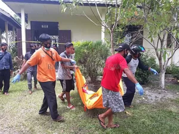 EVAKUASI: Proses evakuasi jenazah Ilan yang telah membusuk dari ruang kelas XII MIPA SMA Perintis Palangka Raya, Senin (31/8).(DODI/RADAR  SAMPIT)