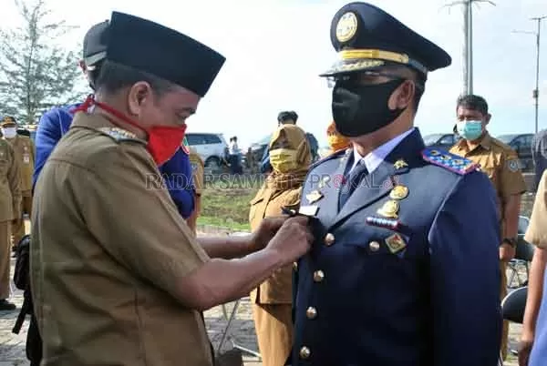 PELANTIKAN : Bupati Seruyan Yulhaidir lantik sejumlah pejabat struktural, Selasa (1/9). Pelantikan kali ini terbilang unik karena dilaksanakan di Pelabuhan Teluk Segintung.(HENDRI/RADAR SAMPIT)