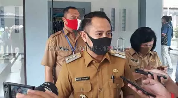 IMBAUAN : Wali Kota Palangka Raya Fairid Naparin bersama pejabat Pemko mengimbau masyarakat tidak mudah terpancing berita hoax, Selasa (1/9).(DODI/RADAR PALANGKA)