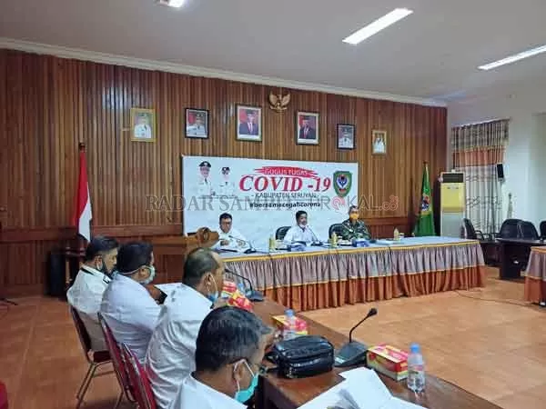 RAKOR: Plh Sekda Seruyan Djainu'ddin Noor (tengah) saat memimpin pelaksanaan rakor Pilkades, di aula Kantor Bupati Seruyan, Rabu (2/9) kemarin.(ALDISETIAWAN/RADARSAMPIT)