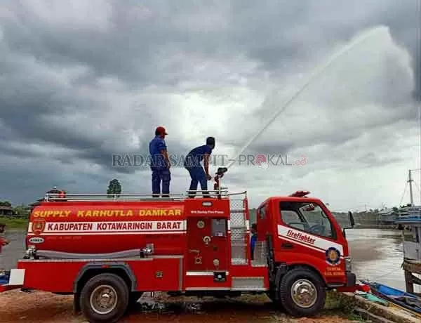 DAMKAR : Damkar Kobar sedang ujicoba operasi dua unit armada water suplay yang baru diterima. (DWI AGUS SUHARTONO/ RADAR PANGKALAN BUN )
